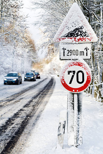 冬の道路状況 - car winter road reflector snow ストックフォトと画像