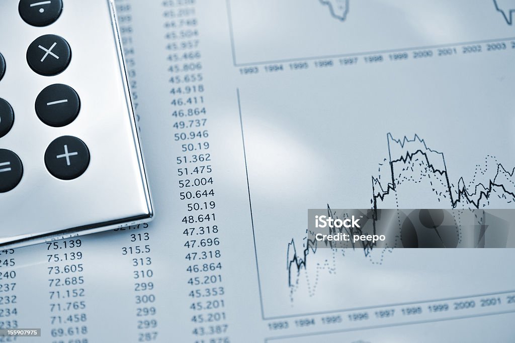 Calculadora de plata en una hoja de datos financieros - Foto de stock de Ahorros libre de derechos