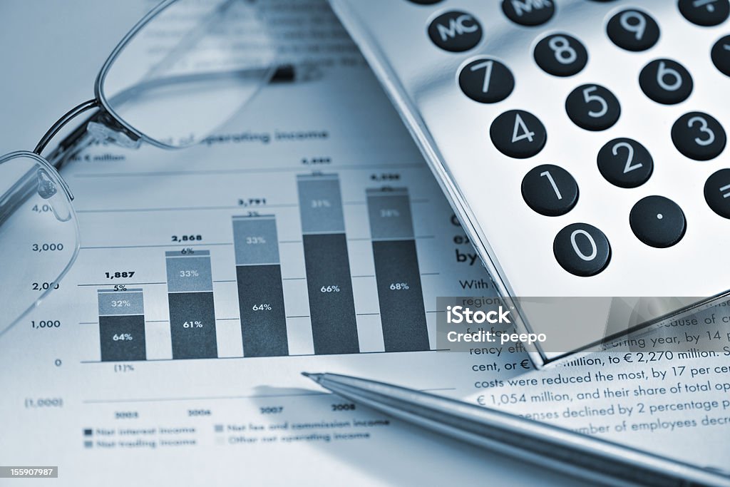 Серебряный Калькулятор, ручка и очки на листе финансовых данных - Стоковые фото Без людей роялти-фри