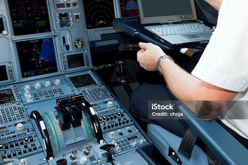 Cabine de mothern comercial airplane.pilot no trabalho, pilotando - Foto de stock de Avião royalty-free