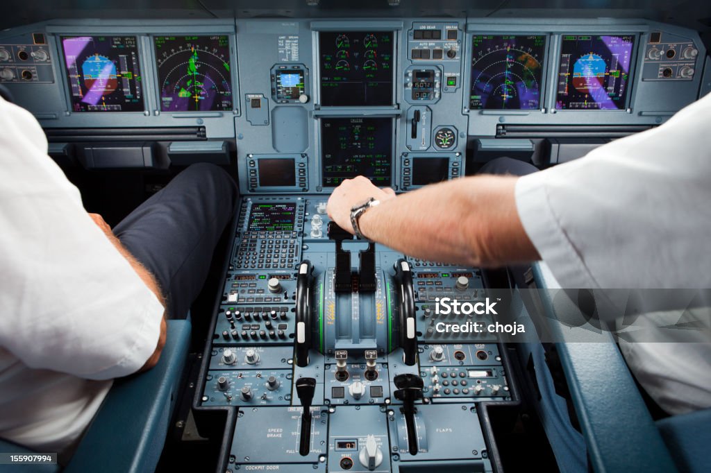 Cabina de mando del avión mothern airplane.pilot en el trabajo, pilotar - Foto de stock de Pilotar libre de derechos