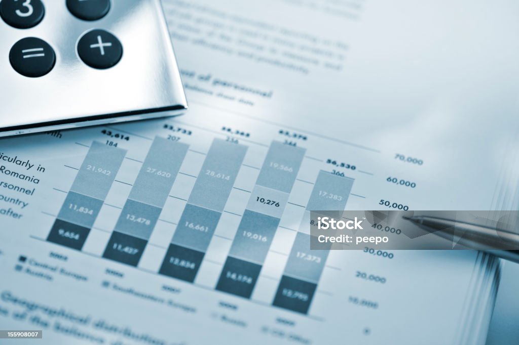 silver Taschenrechner und Stift auf Blatt von Finanzdaten - Lizenzfrei Analysieren Stock-Foto