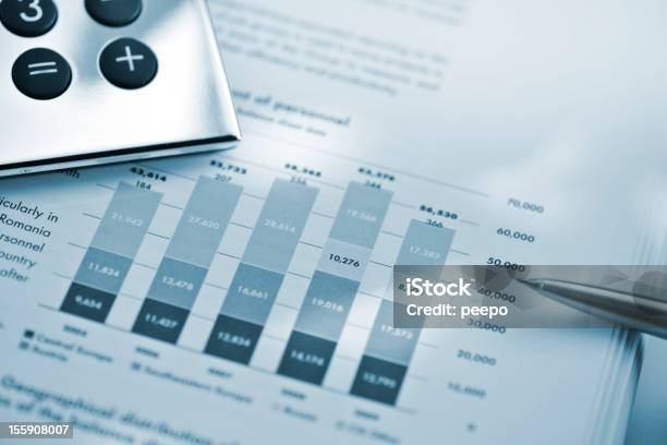 Silver Taschenrechner Und Stift Auf Blatt Von Finanzdaten Stockfoto und mehr Bilder von Analysieren