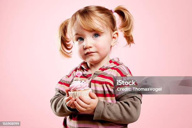 かわいい Litte 女の子ピンクの誕生日カップケーキを - カップケーキのストックフォトや画像を多数ご用意 - カップケーキ, 不健康な食事, 幼児
