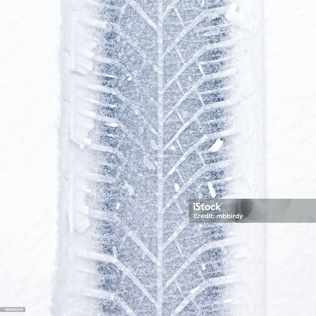 FRAIS PNEU piste dans la neige - Photo de Neige libre de droits