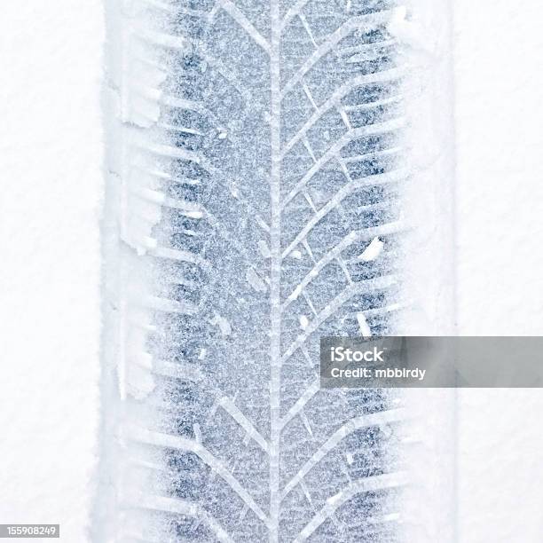 Photo libre de droit de Frais Pneu Piste Dans La Neige banque d'images et plus d'images libres de droit de Neige - Neige, Pneu, Trace de véhicule