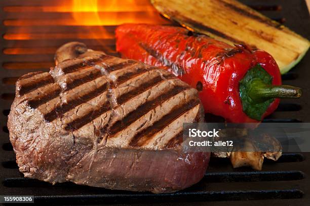 Bistec A La Parrilla Y Verduras Foto de stock y más banco de imágenes de Carne - Carne, Fuego, Vegetal