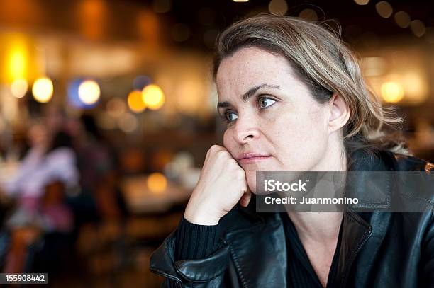 Besorgt Frau Stockfoto und mehr Bilder von Frauen - Frauen, Portrait-Nahaufnahme, Scheidung