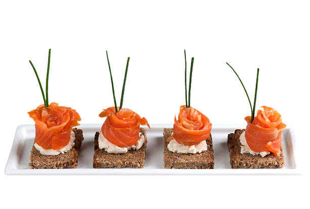 salmón y canapés - appetizer salmon smoked salmon cracker fotografías e imágenes de stock