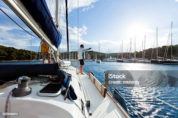ボート乗務マリーヌの入口 - ヨットセーリングのストックフォトや画像を多数ご用意 - ヨットセーリング, 2人, アドリア海