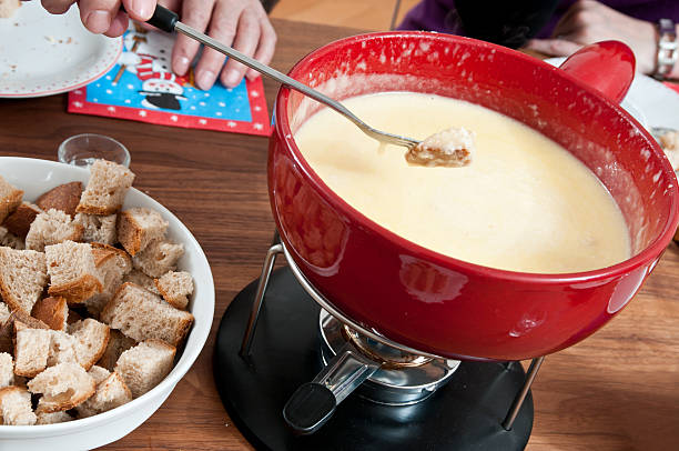 manger une fondue au fromage suisse traditionnel - fondue swiss culture winter cheese photos et images de collection