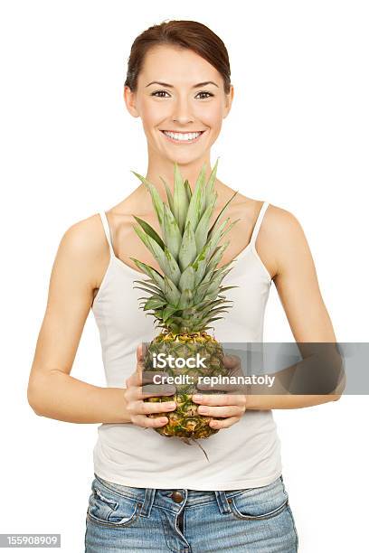 Gesunde Sliming Und Abnehmen Schöne Brunette Holding Pineappl Stockfoto und mehr Bilder von Abnehmen
