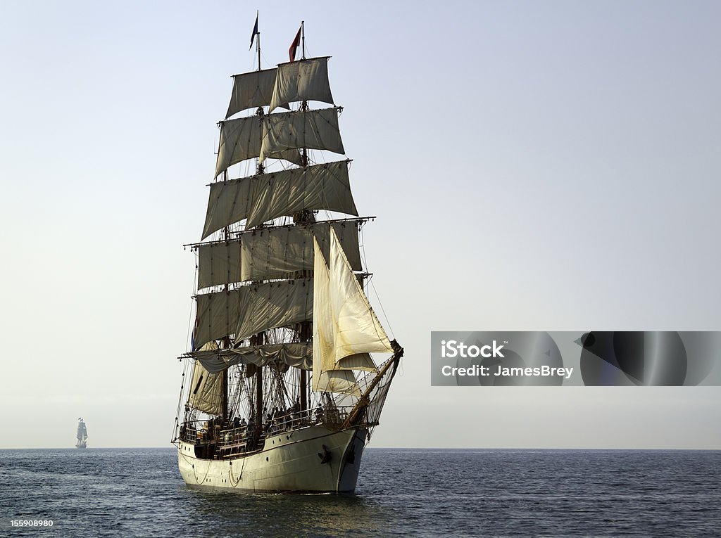 Navire à voile sur la belle matinée - Photo de Grand voilier libre de droits