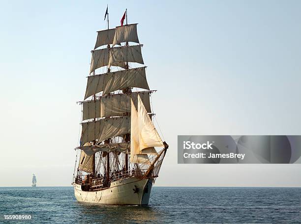 帆船に乗船の晴れた朝 - 大型帆船のストックフォトや画像を多数ご用意 - 大型帆船, 海賊, 帆船