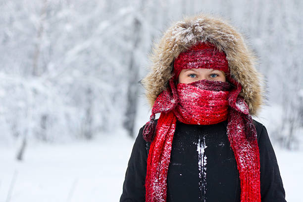 inverno mulher retrato - people cold frozen unrecognizable person imagens e fotografias de stock