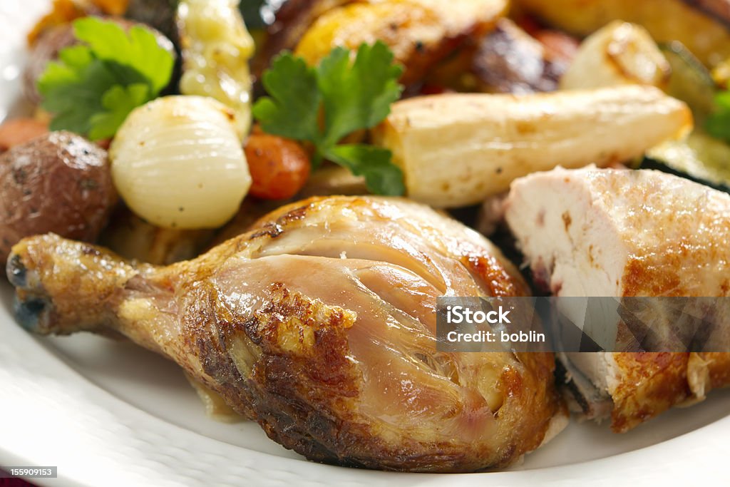 Rôti de poulet et de légumes racines - Photo de Aliment libre de droits