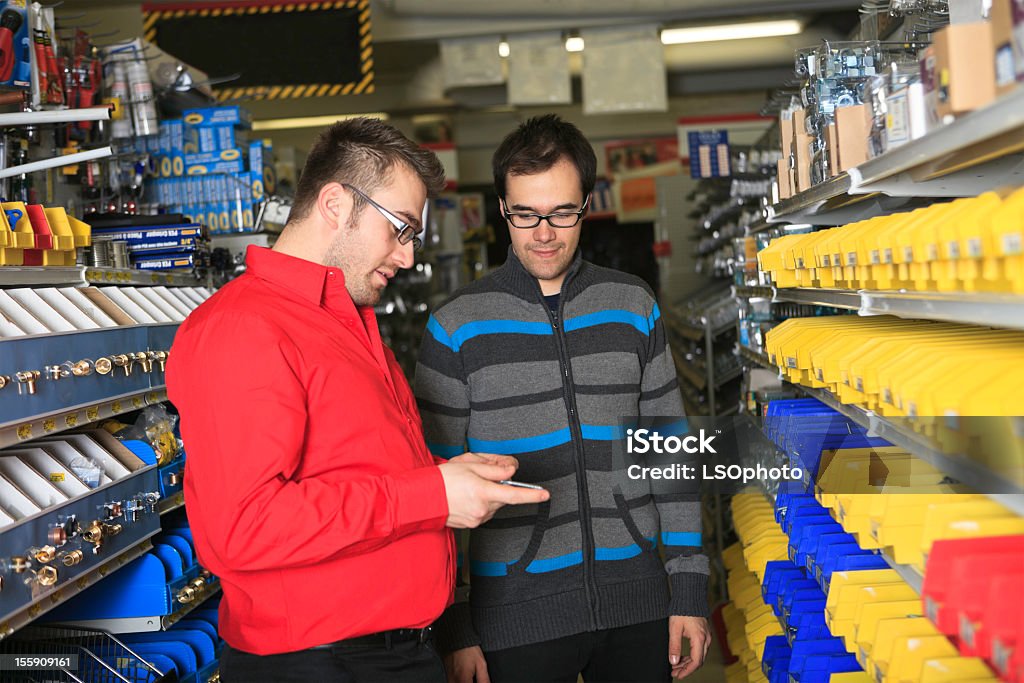 Cajero en la tienda de Hardware ayuda a cliente - Foto de stock de Adulto libre de derechos