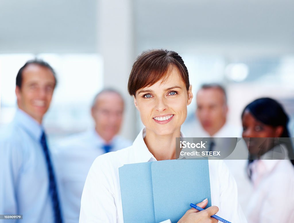 Lächelnd executive mit Vorschlag - Lizenzfrei Verwalter Stock-Foto