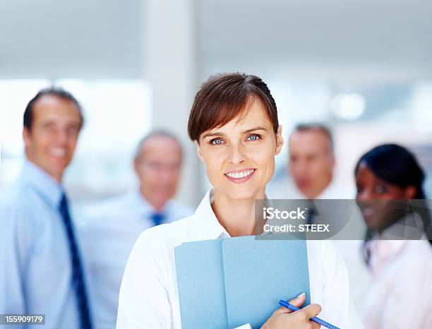 Lächelnd Executive Mit Vorschlag Stockfoto und mehr Bilder von Verwalter - Verwalter, Broschüre, Büro