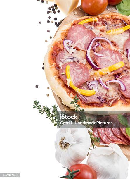 Salame Pizza Isolato Su Bianco - Fotografie stock e altre immagini di Aglio - Alliacee - Aglio - Alliacee, Alimentazione non salutare, Basilico