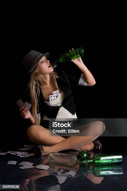 아름다운 Womanl 카드 및 빈 병 포함 마시기에 대한 스톡 사진 및 기타 이미지 - 마시기, 술-마실 것, 카지노