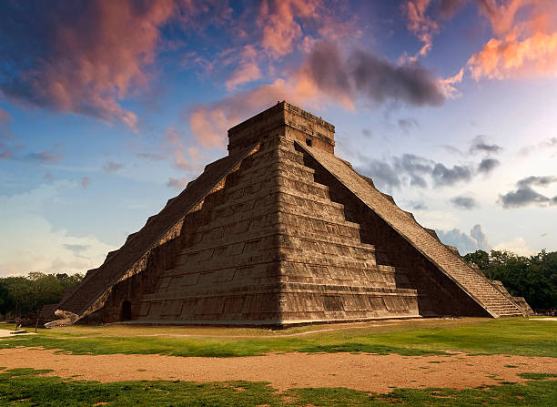 이 깃털 세르팡-춘분 in 쿠쿨칸 피라미드형, 치첸 잇사 - teotihuacan 뉴스 사진 이미지