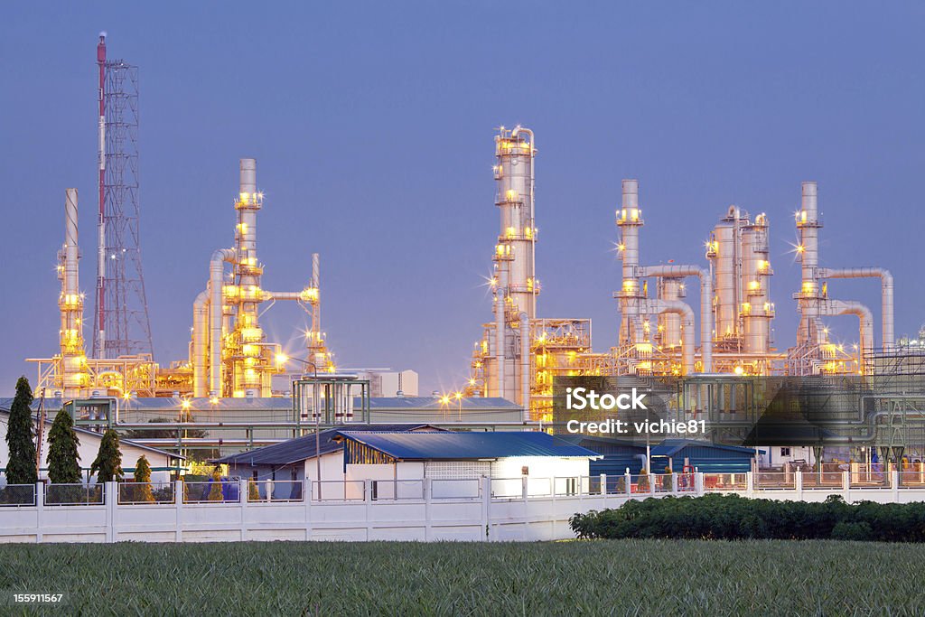 Planta de refinería de petróleo - Foto de stock de Aire libre libre de derechos