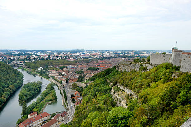 besançon gesehen von der zitadelle - doubs river stock-fotos und bilder