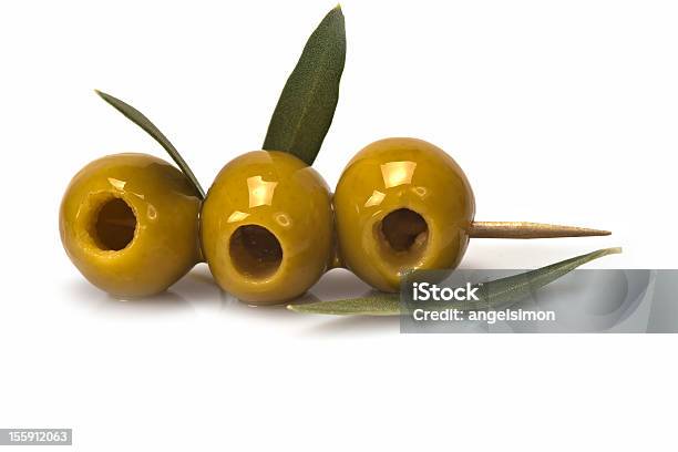 Photo libre de droit de Trois Olives Sur Une Curedent banque d'images et plus d'images libres de droit de Fond blanc - Fond blanc, Apéritif, Olive farcie