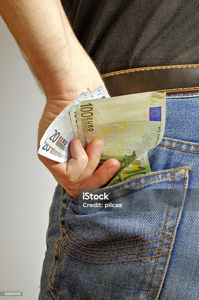 Крупным планом многих банкнот в кармане и мужской руки - Стоковые фото 100 роялти-фри