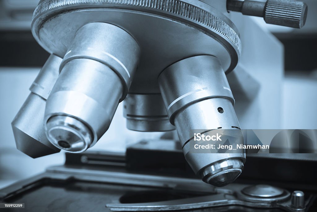 Microscopio de laboratorio - Foto de stock de Analizar libre de derechos