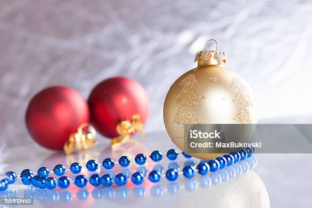 Bolas De Natal Em Fundo Abstrato - Fotografias de stock e mais imagens de Abstrato - Abstrato, Artigo de Decoração, Azul