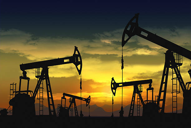 champ pétrolifère pompe jack et - sunset oil rig oil industry energy photos et images de collection