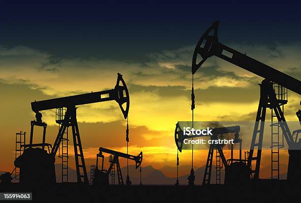 Olio Pompa Jack E Campo - Fotografie stock e altre immagini di Pozzo petrolifero - Pozzo petrolifero, Giacimento petrolifero, Pompa di estrazione petrolifera