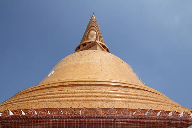 Große stupa mit blauem Himmel – Foto