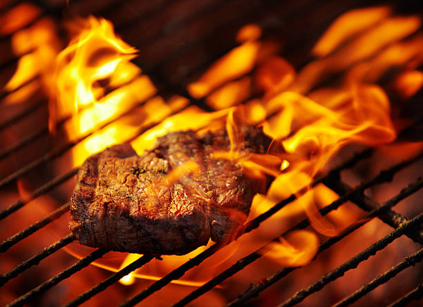 eine mahlzeit von einigen zartem fleisch - vom holzkohlengrill stock-fotos und bilder