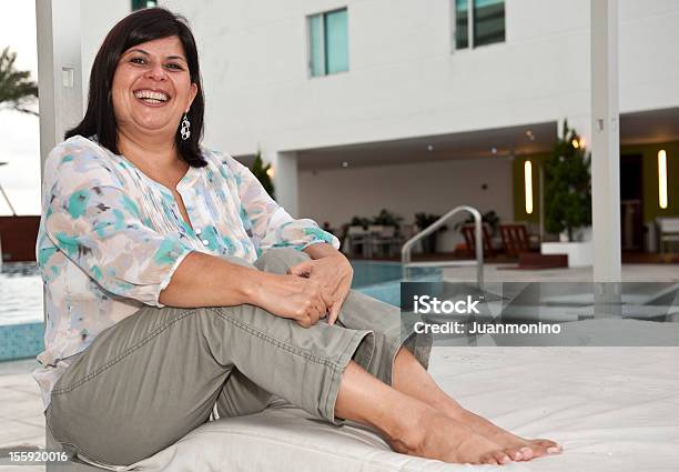 Hispânico Mulher Madura Posando Perto Da Piscina - Fotografias de stock e mais imagens de 40-44 anos - 40-44 anos, Mulheres, Só Uma Mulher