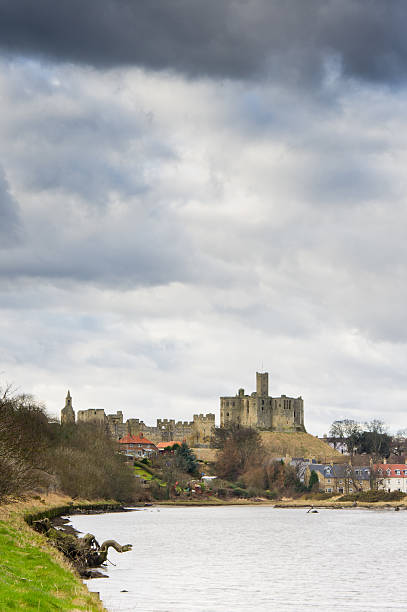 warkworth castle über dem fluss delagrange - warkworth castle stock-fotos und bilder