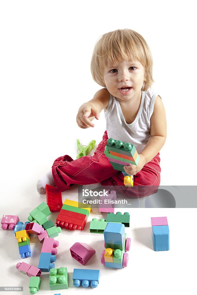 Lächelnd kleiner Junge spielt mit Häuserblocks - Lizenzfrei 2-3 Jahre Stock-Foto