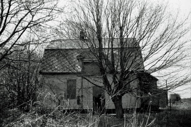 istock Dilapidated Iowa Homestead 1 1559247605