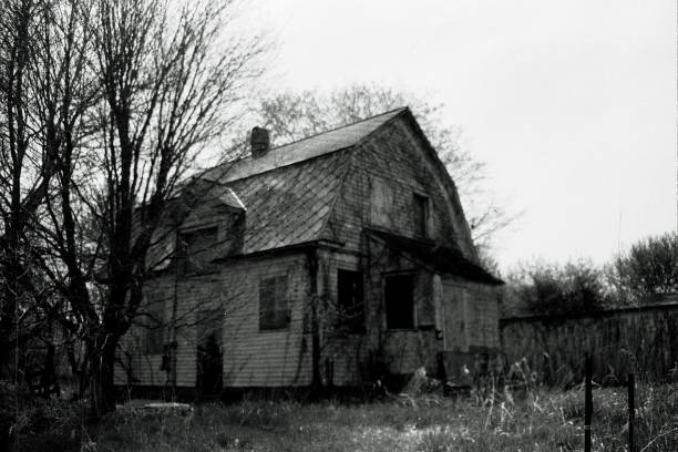 istock Dilapidated Iowa Homestead 5 1559247624