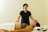 junge-lateinische-frau-die-eine-reiki-energietherapie-ausprobiert.jpg?b=1&s=170x170&k=20&c=Bo7kD4WTwXvJtwVDmTs7eV0fA7pI22JJKT6t9qcXxSY=