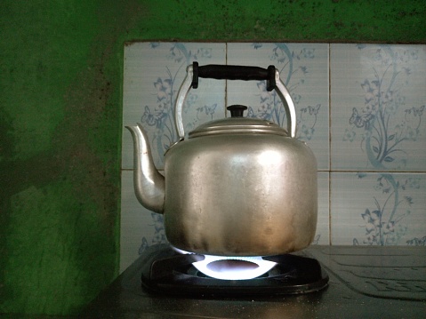 Boil water in an aluminum kettle.