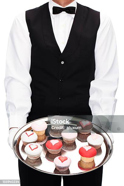Butler Segurando Cupcakes - Fotografias de stock e mais imagens de Adulto - Adulto, Amor, Bandeja - Utensílio doméstico