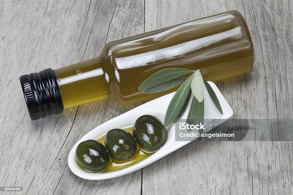 L'huile d'Olive et olives sur une surface en bois - Photo de Affaires libre de droits