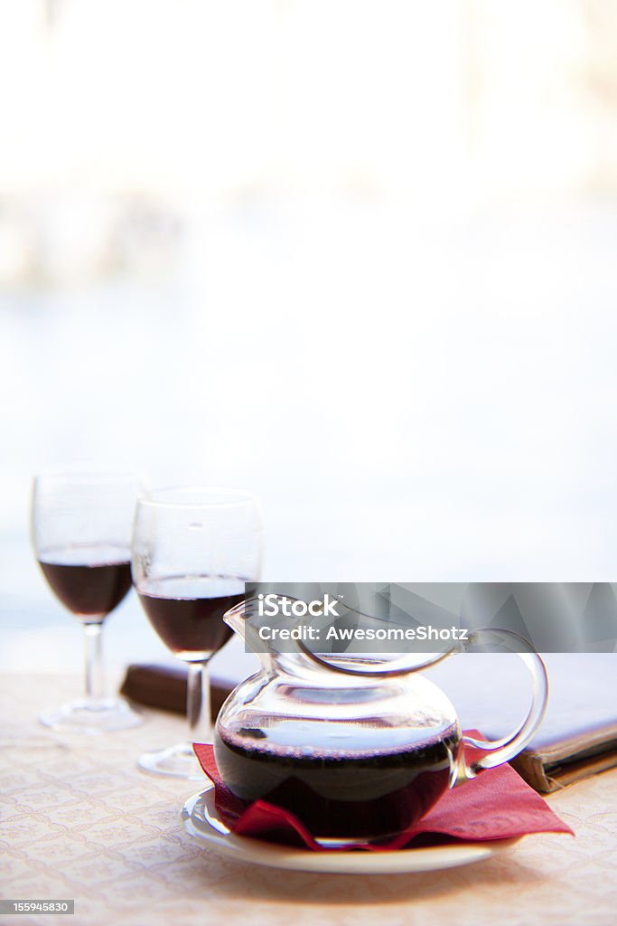 Botella de boca ancha de vino tinto - Foto de stock de Aire libre libre de derechos