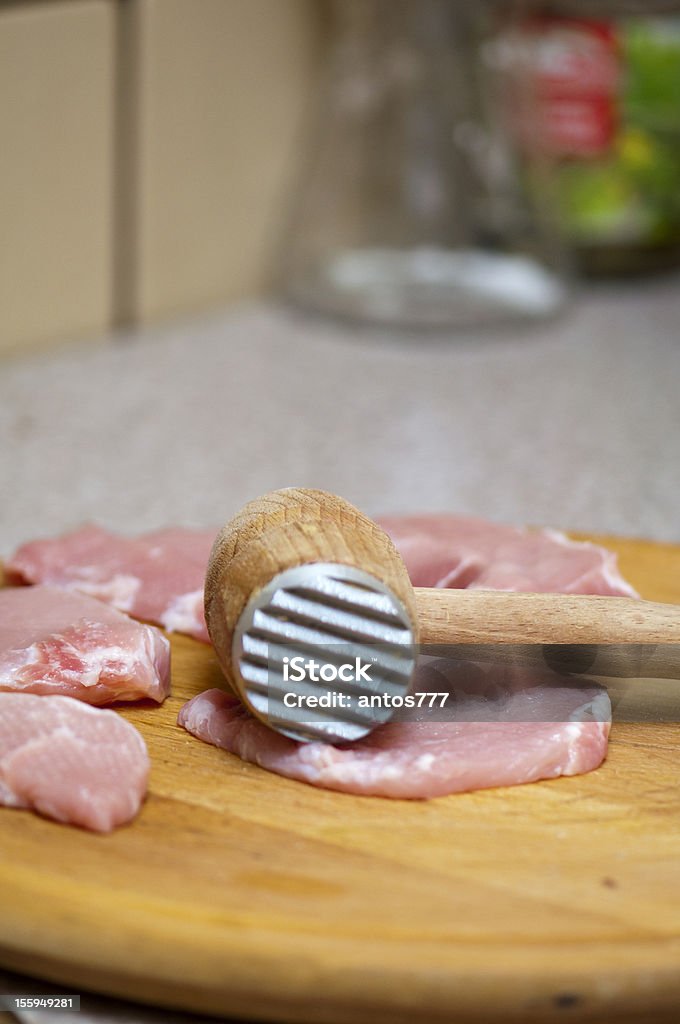 tenderize placas de carne na tábua de madeira - Foto de stock de Açougueiro royalty-free