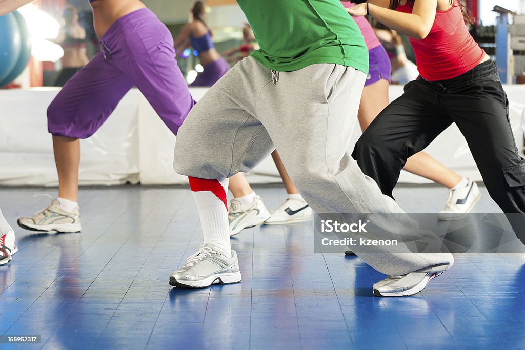 Centre de remise en forme-les entraînements de danse dans la salle de sport - Photo de Activité libre de droits