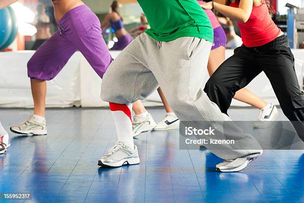 Foto de Fitness Dance Treinamento Na Academia De Ginástica e mais fotos de stock de Academia de ginástica - Academia de ginástica, Adulto, Alegria