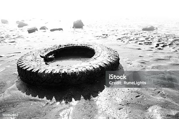 스페어 타이어가 머드 0명에 대한 스톡 사진 및 기타 이미지 - 0명, 가뭄, 고대비